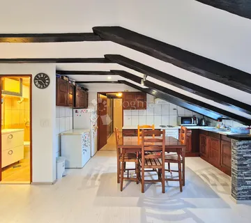 Tri apartmana u srcu grada - cover