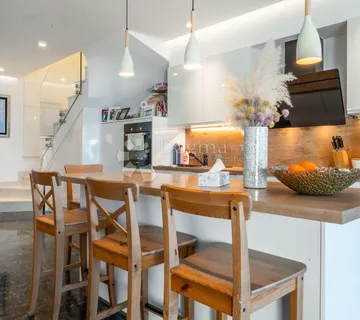 Najljepši stan u Kostreni - cover