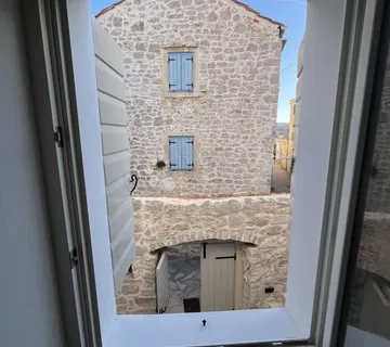 Kamena kuća sa dva stana blizu  mora - cover