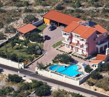 PRODAJE SE – VILA S NEPROCJENJIVIM POGLEDOM NA MORE, OTOKE I PRIMOŠTEN - cover