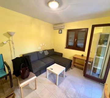 Rabac – Prizemni apartman s terasom i parkingom - cover