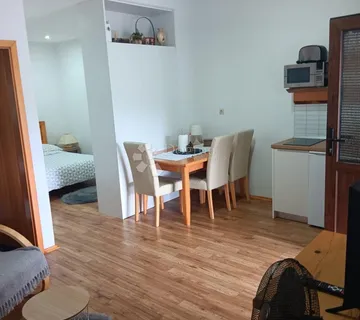 Kuća u Korenici, za investiciju i život - cover