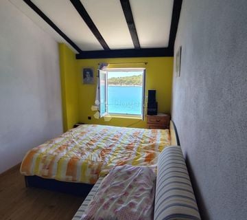 Prvi red do mora kuća u Prvić Luci - cover