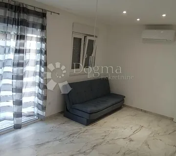 Poslovni prostor/apartman s privatnim vrtom – Žminjača, Podstrana – idealno za tihu djelatnost - cover