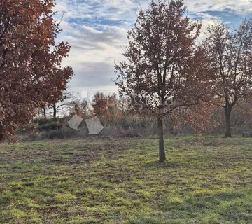 Građevinsko zemljište sa Građevinskom dozvolom 1 km od centra Loborike - Loborika, Marčana