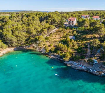 Kuća u prekrasnoj uvali- Milna,Brač
