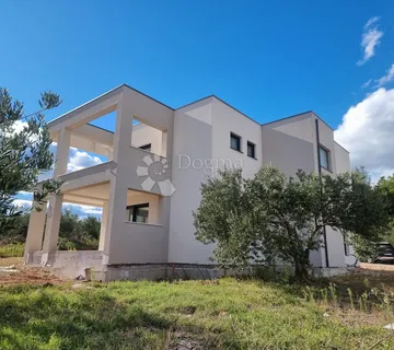Vodice - moderna villa s bazenom - cover