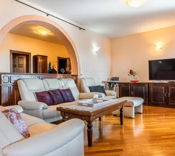 Viškovo, Luksuzna vila s 4 apartmana, bazenom i wellnessom – uhodan turistički posao spreman za preuzimanje!