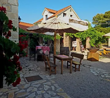 'Etno selo', prvi red do mora, uz plažu – Idealna prilika za turistički i ugostiteljski biznis - Vodice