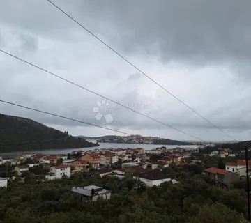 Dvoetažna kuća Rogoznica