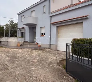 Lijepa obiteljska kuća - cover