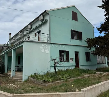 Prodaja kuće s poslovnim prostorom u Pakoštanima – Savršena prilika za investiciju - Pakoštane
