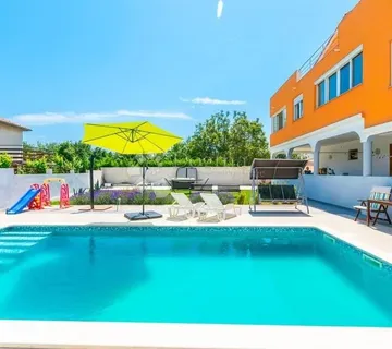 Prodaje se ekskluzivna apartmanska kuća u Medulinu – 900 m od mora - cover