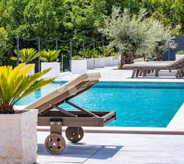 LUKSUZNA VILLA NA OSAMI - cover