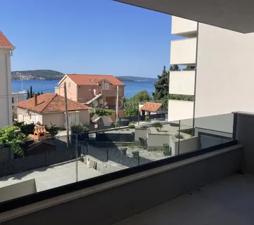 NOVOGRADNJA SEGET DONJI, TROSOBAN STAN – 150m OD MORA!! - cover