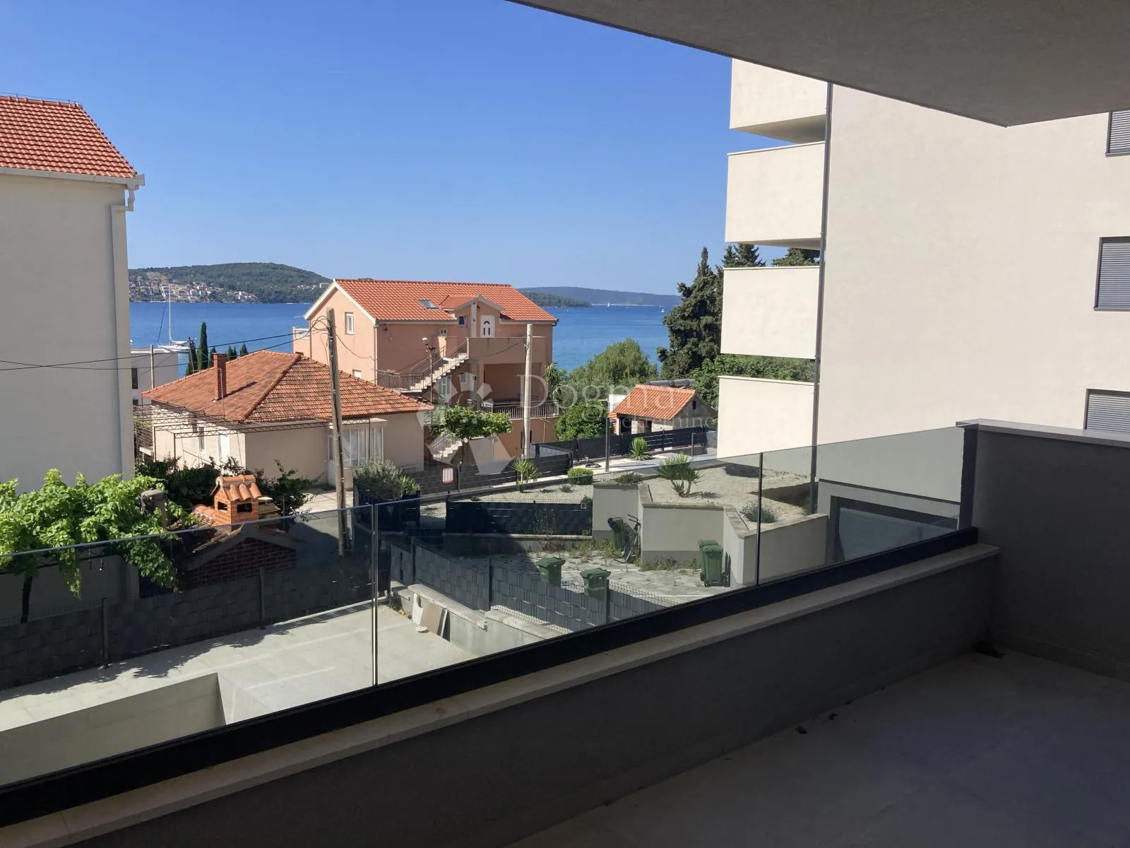 NOVOGRADNJA SEGET DONJI, TROSOBAN STAN – 150m OD MORA!! - cover