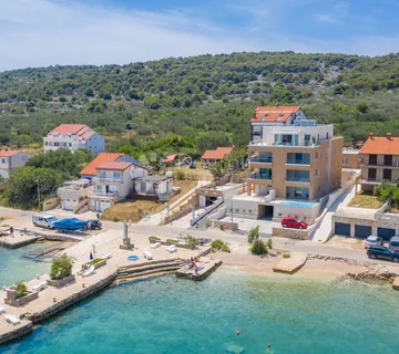 BETINA – LUKSUZNI STAN S PRIVATNIM BAZENOM, 1. RED DO MORA! - cover