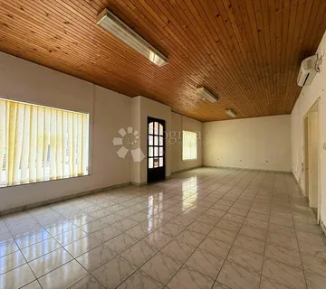 PRILIKA ZA POSAO! Vidljiva lokacija, izlog i parking - idealno za razne djelatnosti - cover