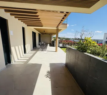 Ekskluzivna novogradnja u Novigradu – stan s natkrivenom terasom i 2 parkirna mjesta - cover