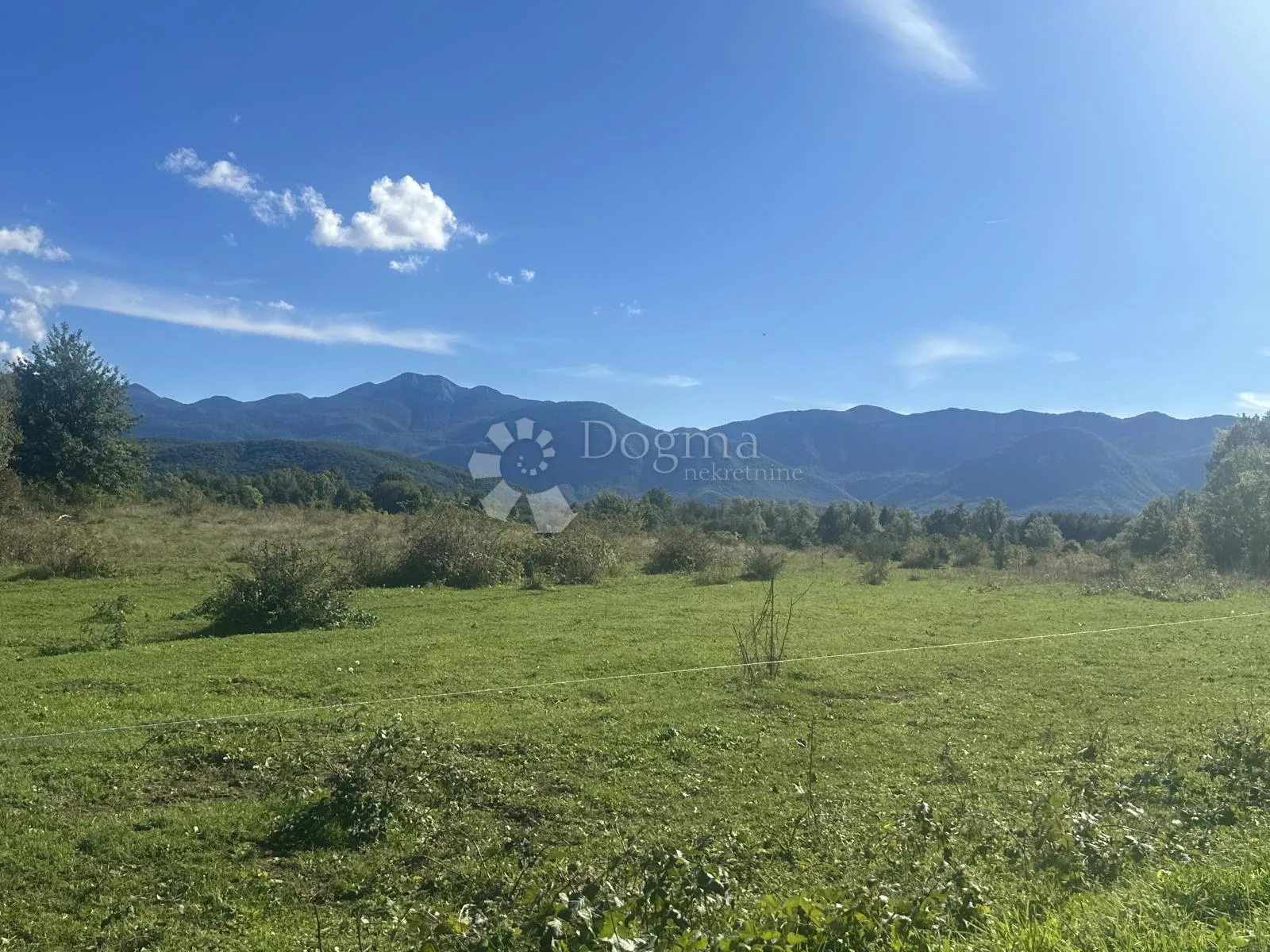 GRAĐEVINSKO ZEMLJIŠTE S TEMELJEM KUĆE i PRIPADAJUĆE OSTALO ZEMLJIŠTE 10500m2   PRILIKA - cover