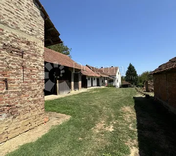 Seosko imanje sa kućom, okućnicom i zemljištem - cover