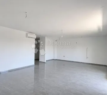 Penthouse sa 3SS+DB i krovnom terasom 800m od mora - Poreč