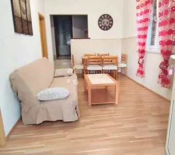 Dvosoban stan 200m od plaže - Podgora
