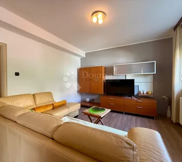 Prostran dvosoban stan, 90 m²– Pula