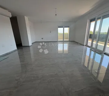 Penthouse sa 3SS+DB i krovnom terasom 800m od mora - Poreč