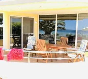 Rijetkost u ponudi: stan idealnih specifikacija, novija gradnja u prvom redu do mora - cover