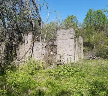 Zemljište sa ruševnom kućom - Kunić, Plaški