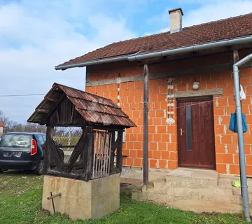 Novija kućica kraj rijeke i toplica - cover