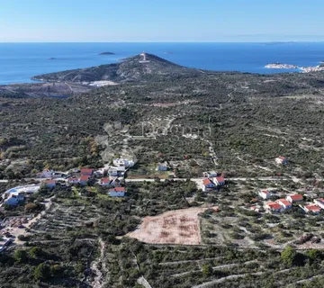 Građevinsko zemljište od 901m2 u zaleđu Primoštena