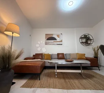 Dva luksuzno renovirana apartmana rustikalnog šarma – vrhunska investicija u srcu Pule - Pula