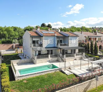Poreč, luksuzna vila s 3 stana i otvorenim pogledom na more