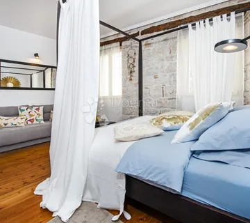 ROVINJ - ekskluzivna kuća uz more s apartmanima - cover