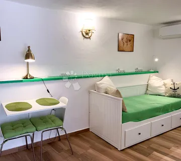 BAŠKA RENOVIRANA KAMENA KUĆA SA 2 APARTMANA - cover