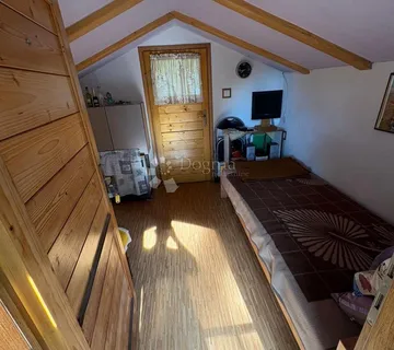 Šarmantna vikend kućica s velikom okućnicom, privatnošću i vlastitim izvorima energije i vode - cover