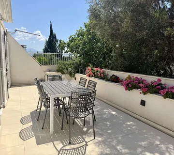 MEJE, KASKADE, Renoviran stan s prostranom terasom - Split