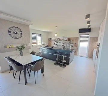 Rijeka, Hosti, Panoramski pogled i 200 m² savršenog doma