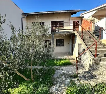 Kuća na atraktivnoj lokaciji - Tribunj