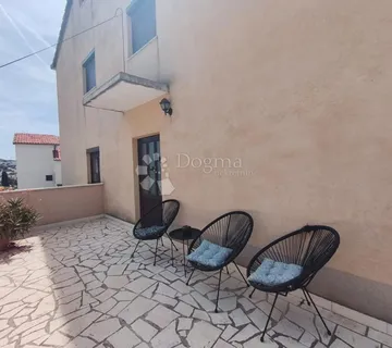 Okrug Gornji – Kuća s više apartmana na atraktivnoj lokaciji - Okrug Gornji, Okrug