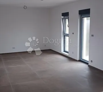 LUKSUZAN STAN OSIJEK-RETFALA!! - cover