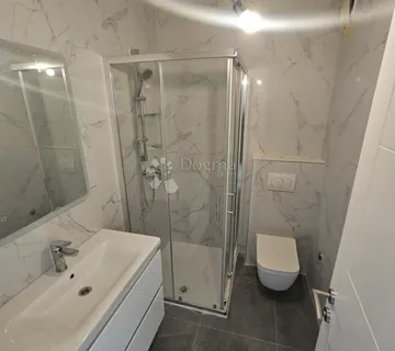 Dvosoban stan u prizemlju novogradnje s vrtom u Kaštel Sućurcu! - cover