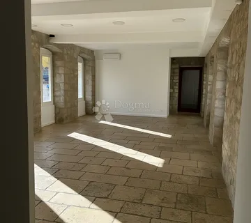 Adresa koja prodaje – ekskluzivan poslovni prostor na splitskoj Rivi! - cover