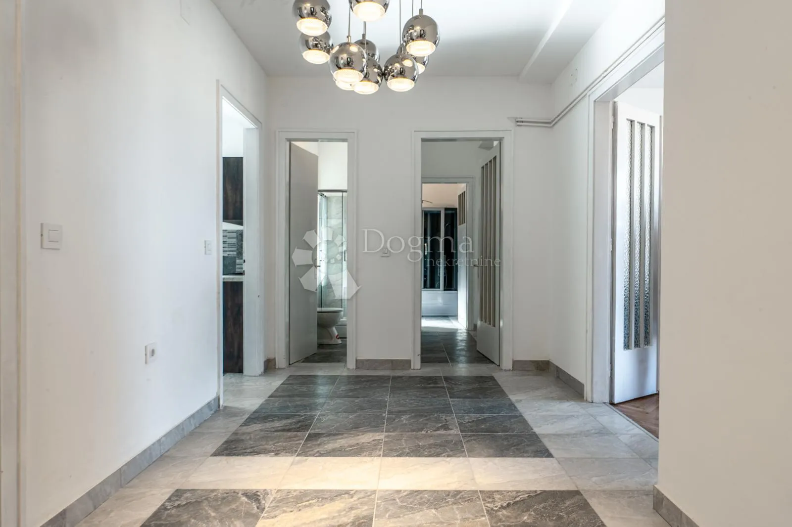 RIJEKA CENTAR ADAPTIRAN 3S+DB I GARAŽA - cover