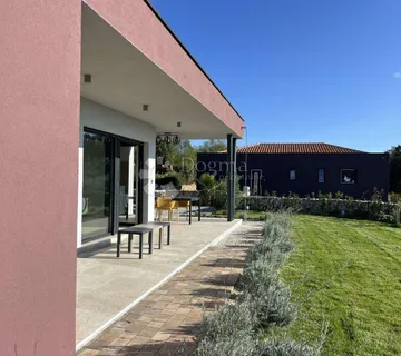 PRIZEMNICA S BAZENOM I VRTOM NA RUBU SELA - cover