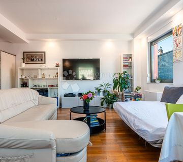 MODERAN STAN S PARKINGOM U CENTRU RIJEKE - cover