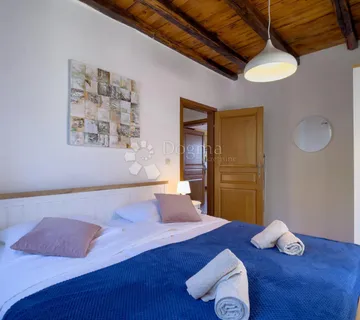 Prekrasna vila s bazenom – Idealna prilika za investiciju! - cover