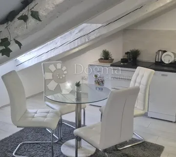 Dva apartmana u strogom centru - cover